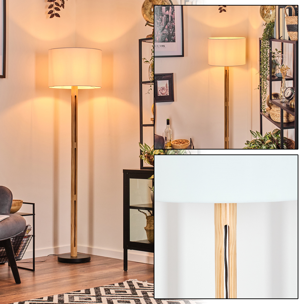 Eine Stehlampe mit Holzrahmen und weißem Lampenschirm. Der Raum hat einen Teppich, Regale und verschiedene Dekorationsgegenstände.