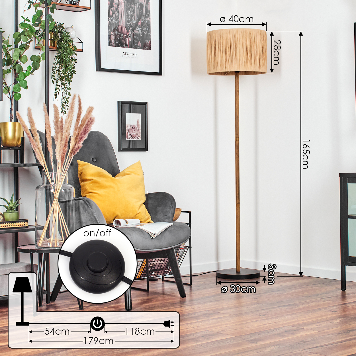 Ein Raum mit Stehlampe, Stuhl mit gelbem Kissen und Bild an der Wand.