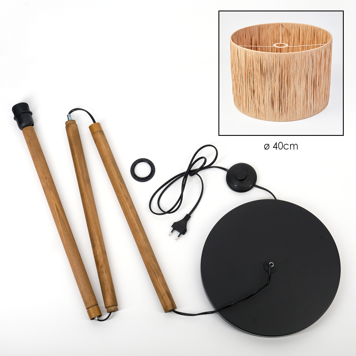 Zusammengebaute Stehlampenteile: Holzbeine, Lampenschirm, schwarzer Sockel, Kabel, Schalter und Lampenschirm. Teile liegen auf weißem Untergrund.