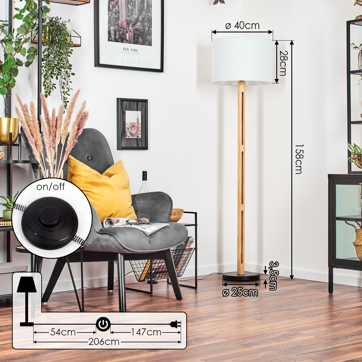Eine Stehlampe mit weißem Lampenschirm steht neben einem grauen Sessel. Ein gelbes Kissen liegt auf dem Stuhl.