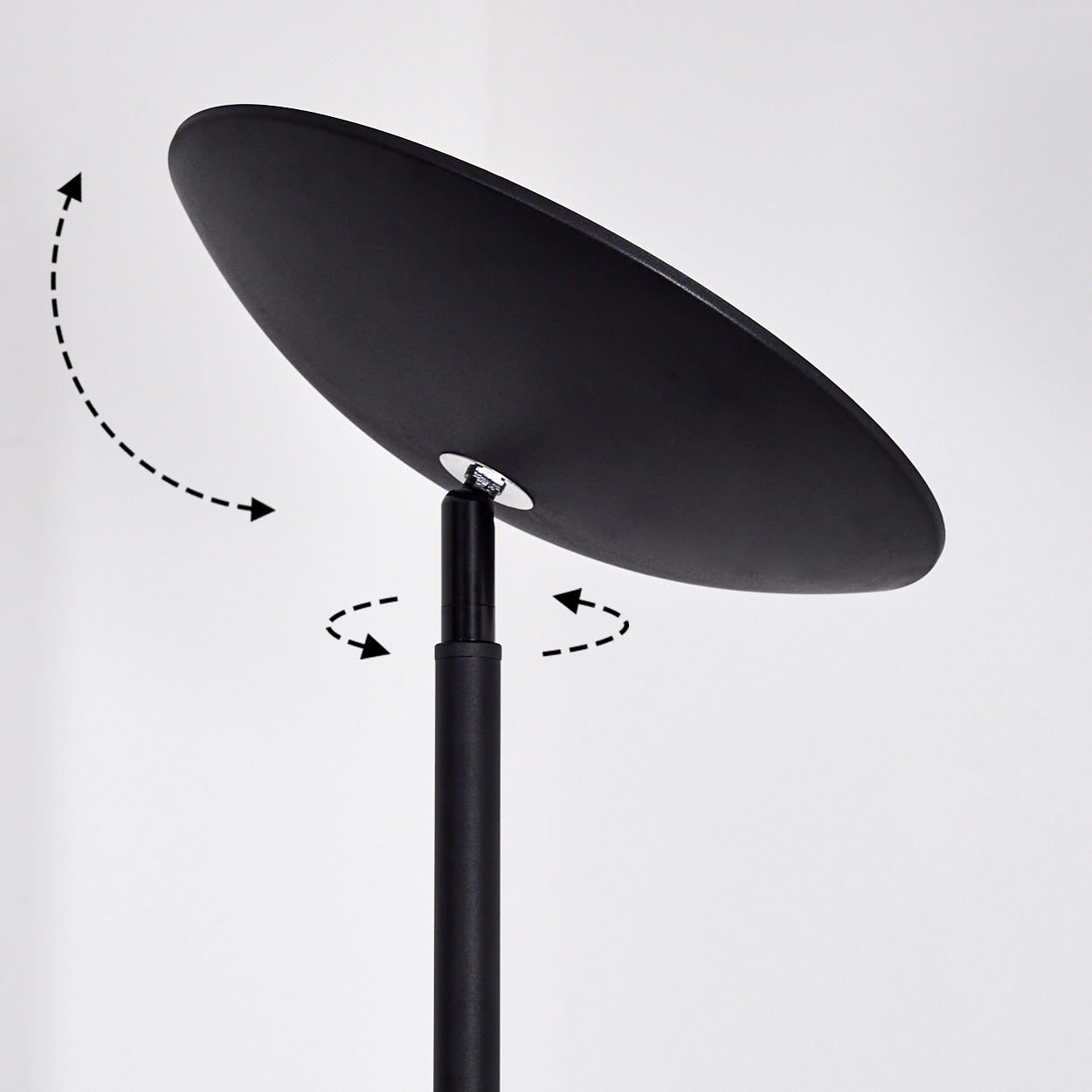 Eine schwarze Lampe mit rundem Schirm. Pfeile zeigen die Dreh- und Kippbewegungen des Schirms. Der Hintergrund ist weiß.