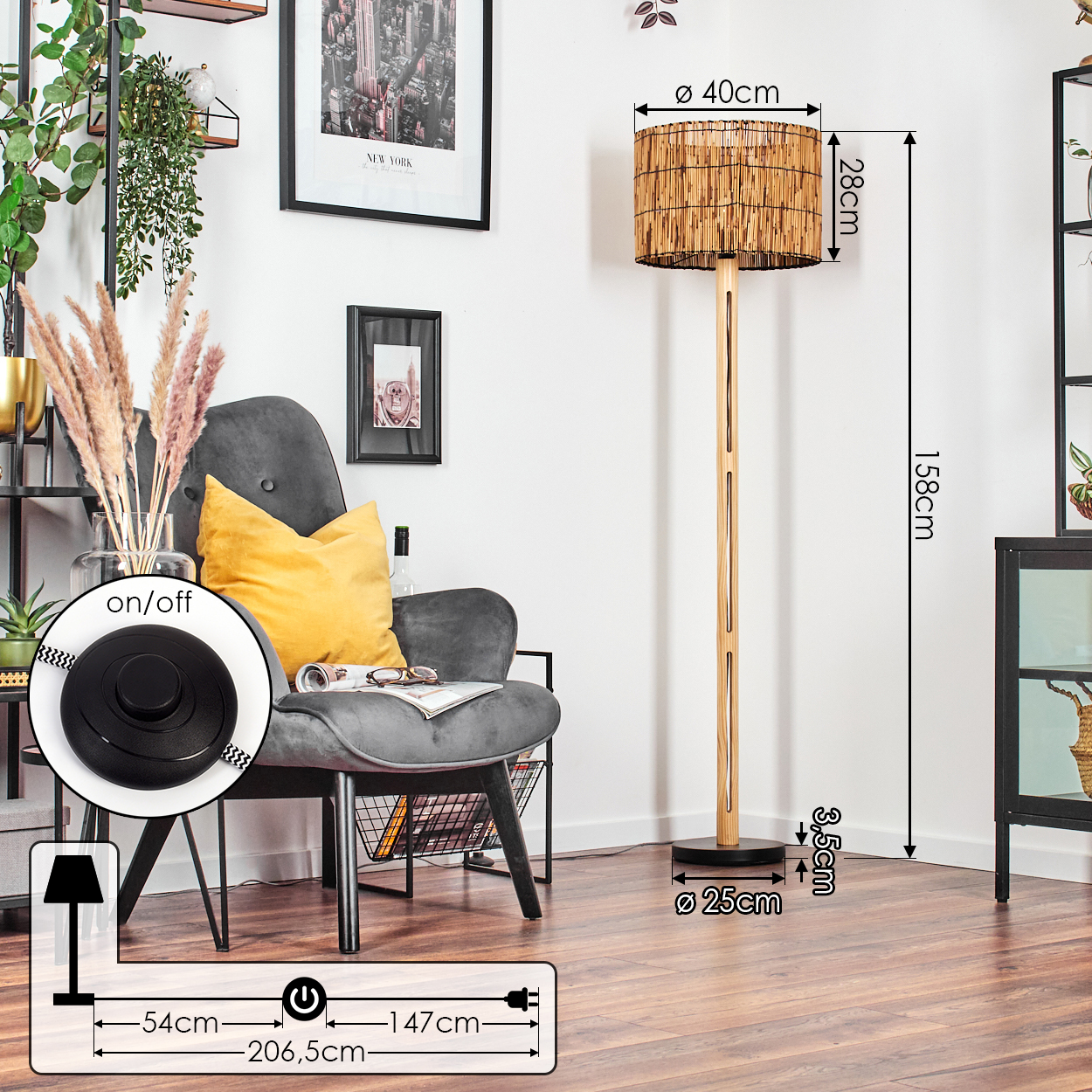 Eine Stehlampe mit gewebtem Schirm steht neben einem grauen Stuhl mit einem gelben Kissen. Ein New York-Bild hängt an der Wand.