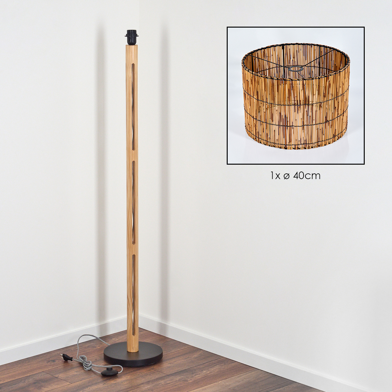 Eine Stehlampe mit Holzfuß und Lampenschirm. Die Lampe hat eine Holzstange und einen schwarzen Sockel. Der Schirm ist aus Bambus.