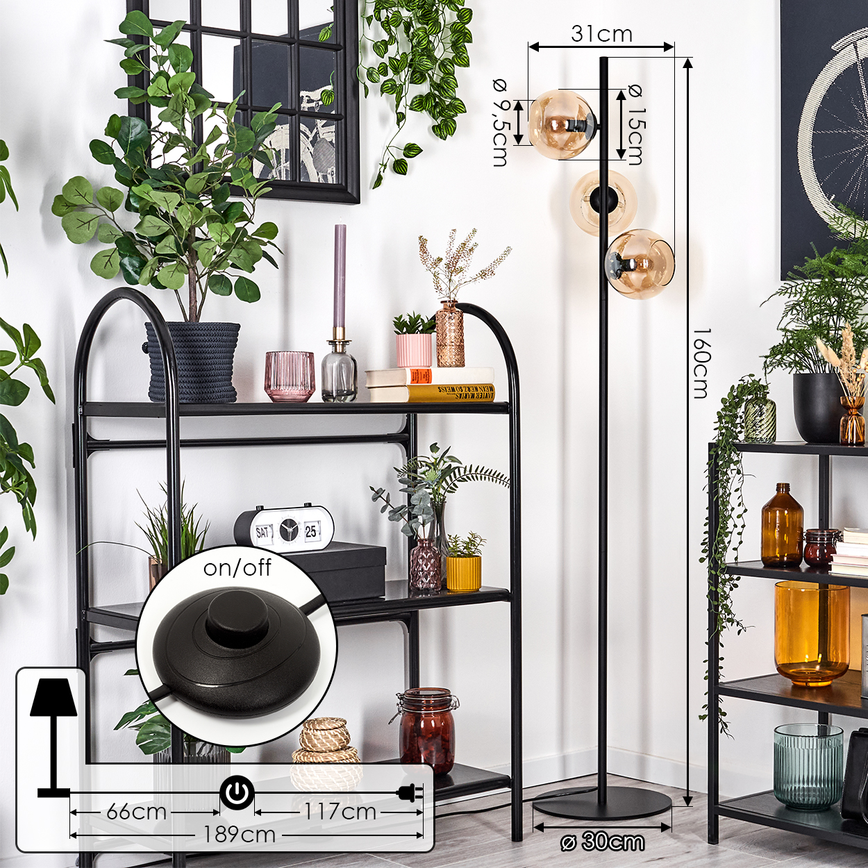 Ein Raum mit einem schwarzen Metallregal und einer Stehlampe. Das Regal hat Pflanzen und Dekorationsartikel. Die Lampe hat drei Glaskugeln.