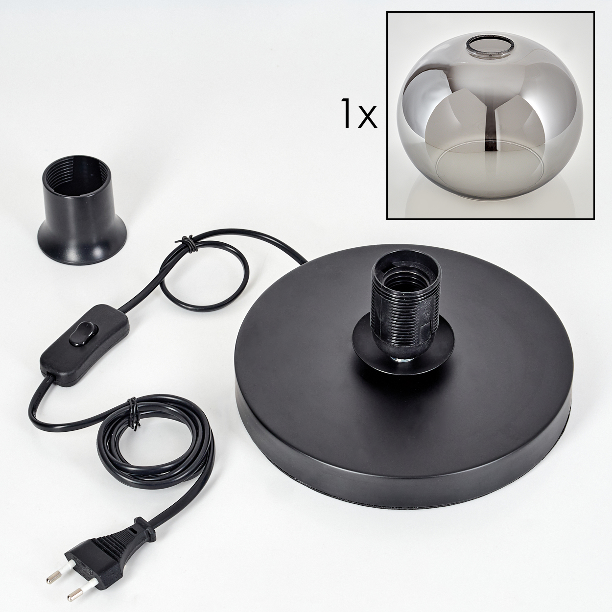 Eine zerlegte schwarze Lampe mit rundem Sockel, Fassung, Schalter und Stecker. Eine Glaskugel ist oben rechts.