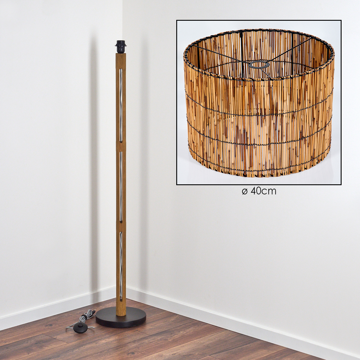 Eine Stehlampe mit Holzrahmen und einem zylindrischen Lampenschirm aus Bambus. Der Lampenschirm hat einen Durchmesser von 40 cm.