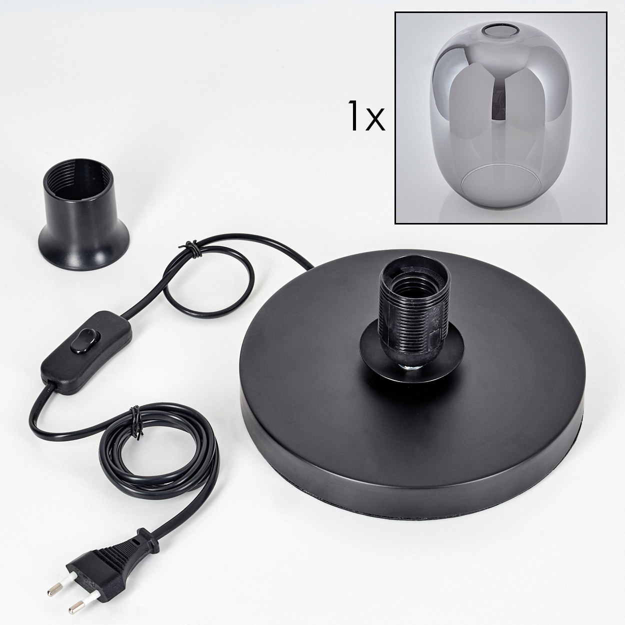 Zerlegte schwarze Pendelleuchte. Komponenten: Sockel, Fassung, Schalter, Kabel, Stecker und Glasschirm.