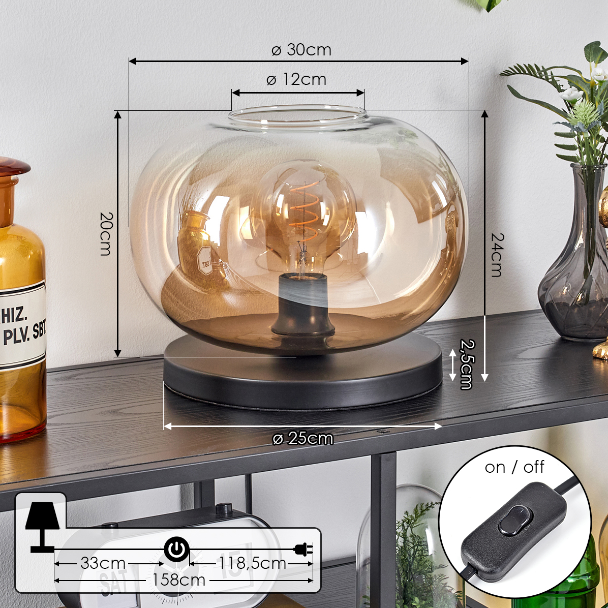Eine dekorative Lampe mit Glasschirm und schwarzem Sockel, platziert auf einem schwarzen Regal. Maße sind mit Pfeilen angegeben.