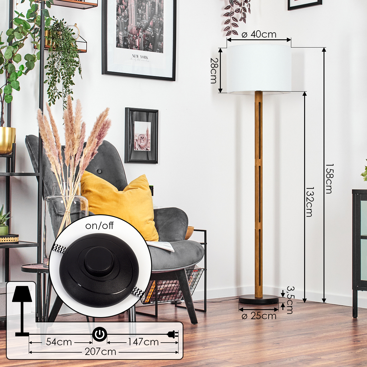 Ein Raum mit einer Stehlampe. Ein grauer Sessel mit gelbem Kissen. Ein schwarz gerahmtes New York-Bild an der Wand.