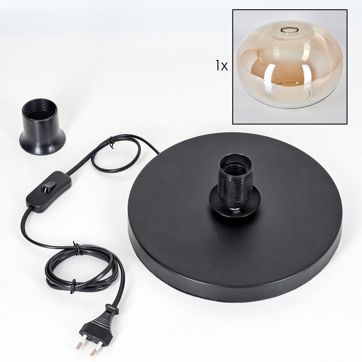 Eine zerlegte Lampe mit schwarzen Komponenten: Sockel, Fassung, Schalter und Kabel. Eine Einlage zeigt einen Glasschirm. Alles auf weißem Hintergrund.