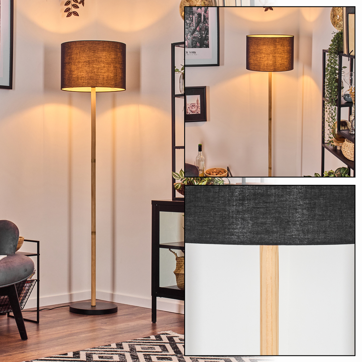 Eine Stehlampe mit schwarzem Lampenschirm und hellem Holzpfahl steht in einem Raum mit Teppich und Regalen.