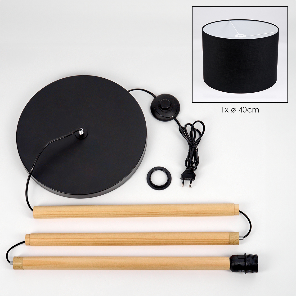 Zerlegte Lampe. Komponenten: schwarzer Sockel, Lampenschirm, Holzstangen und Netzkabel. Der Schirm ist schwarz, 40 cm Durchmesser.