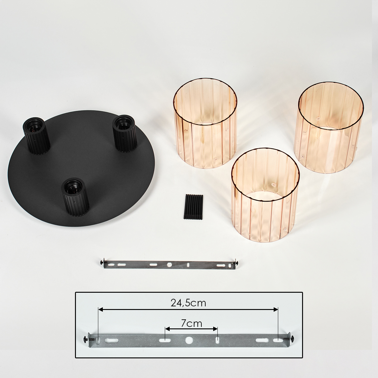 Draufsicht einer zerlegten Lampe. Enthält einen schwarzen Sockel, drei Glasschirme, eine Metallhalterung und Maße auf der Halterung.