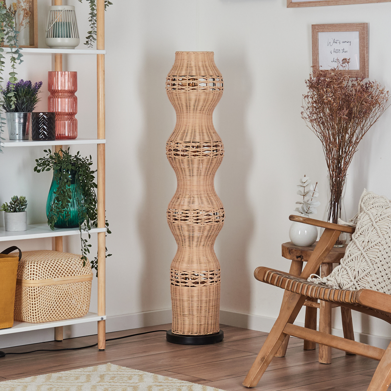 Eine gewebte Lampe steht neben einem Holzstuhl mit Kissen. Regale zeigen Pflanzen und Dekoration. Die Szene hat eine warme, einladende Atmosphäre.