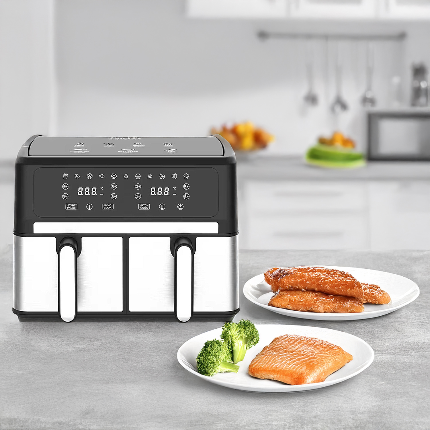 Una friggitrice ad aria con due piatti di cibo: salmone e broccoli. Sullo sfondo una cucina con microonde e utensili da cucina.