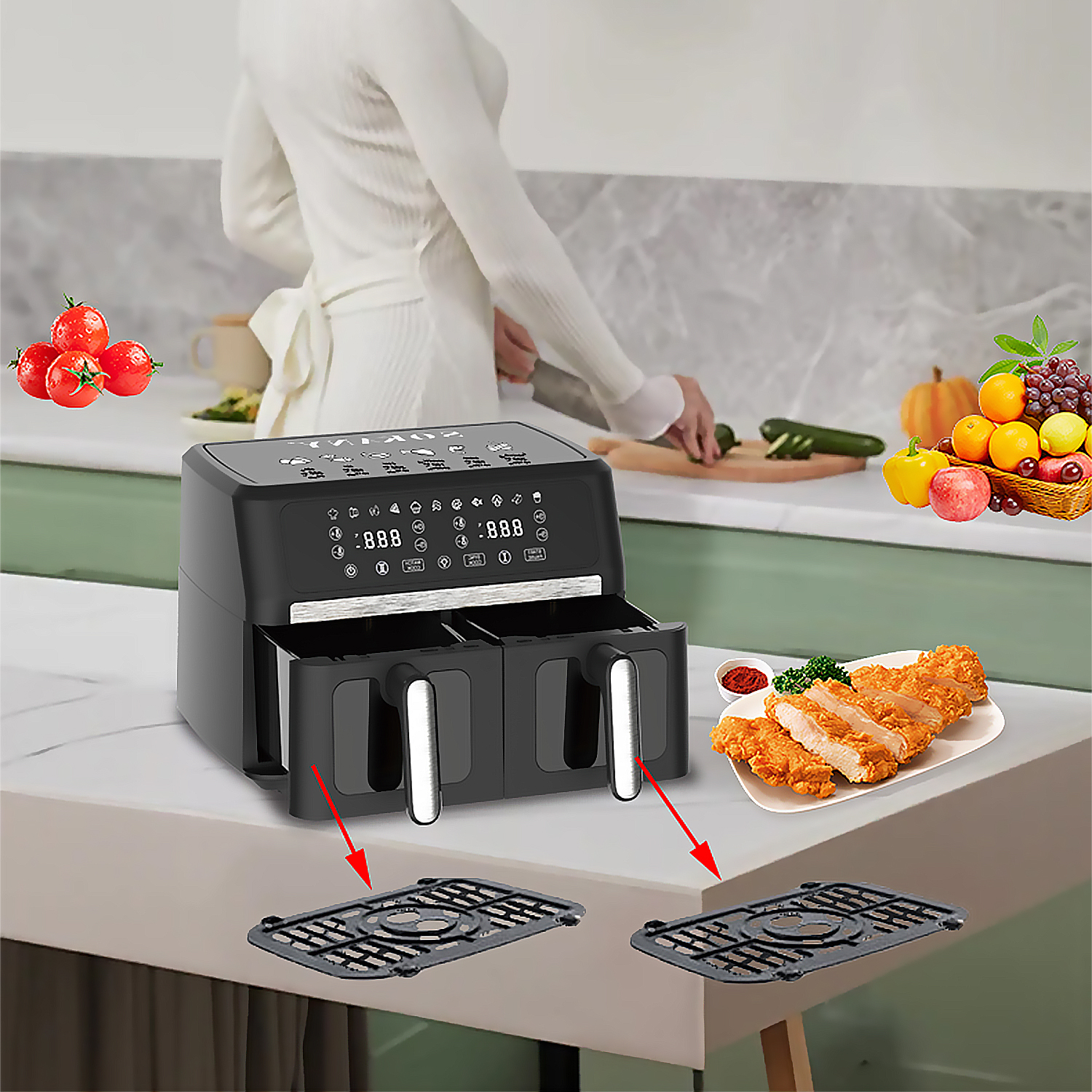 Una friggitrice ad aria è su un tavolo. Pollo fritto, pomodori e frutta sono vicini. Una persona taglia verdure sullo sfondo.