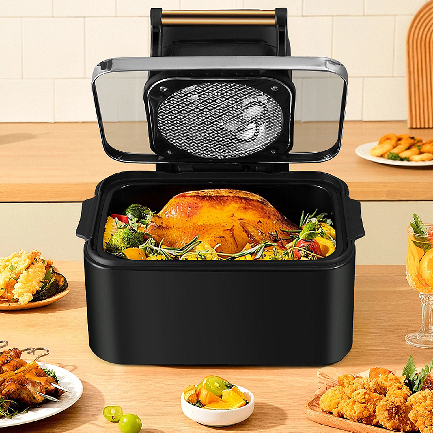 Una freidora de aire con pollo asado y verduras. Hay varios platos en la mesa, incluyendo fritos y brochetas.