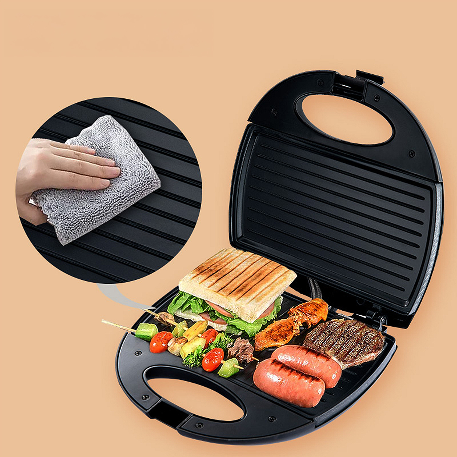 Offener schwarzer Grill mit gekochtem Essen: Sandwich, Spieße, Hähnchen, Steak, Würstchen. Eine Hand reinigt den Grill mit einem Tuch.