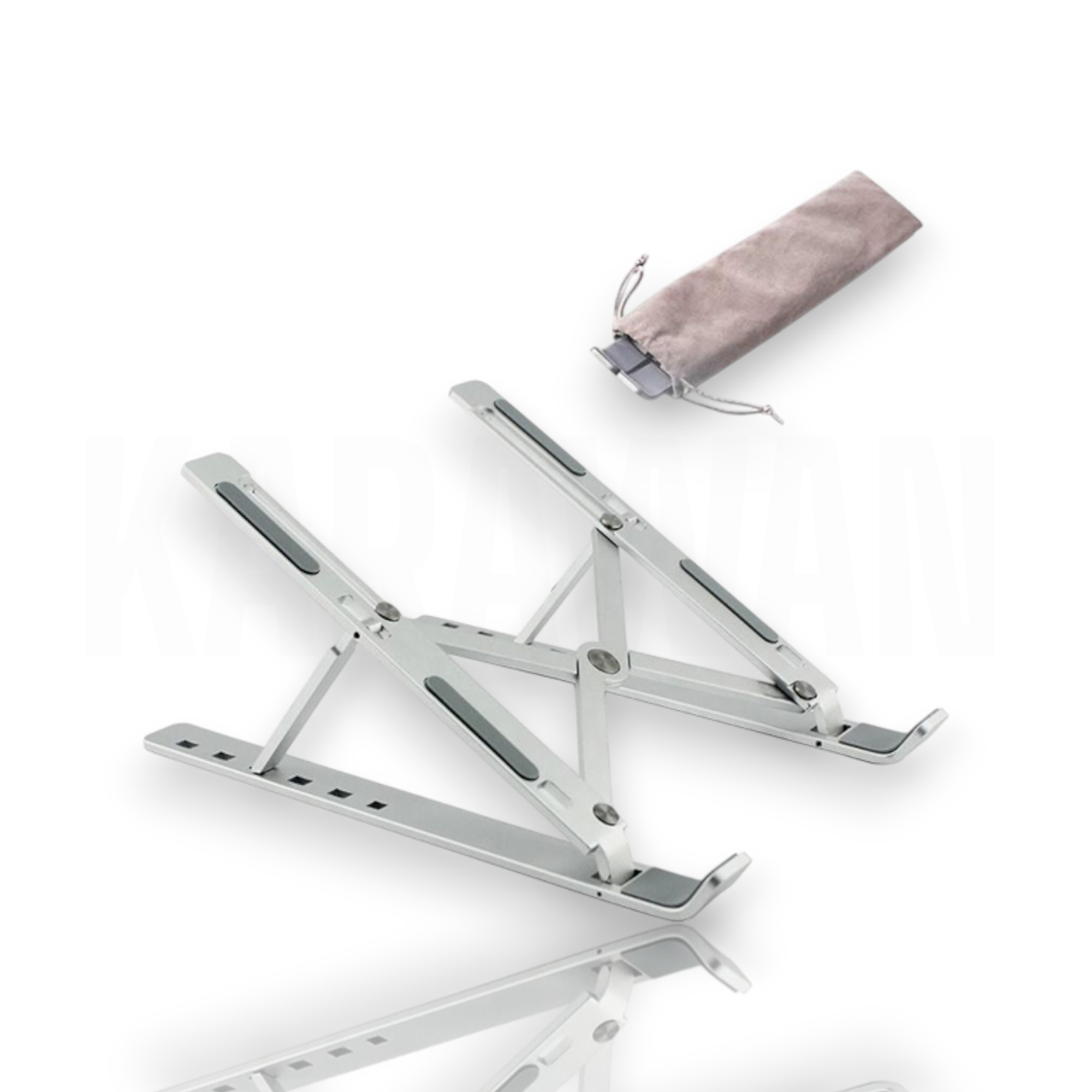 Un soporte plateado para portátil y una bolsa gris sobre un fondo blanco. El soporte está plegado.