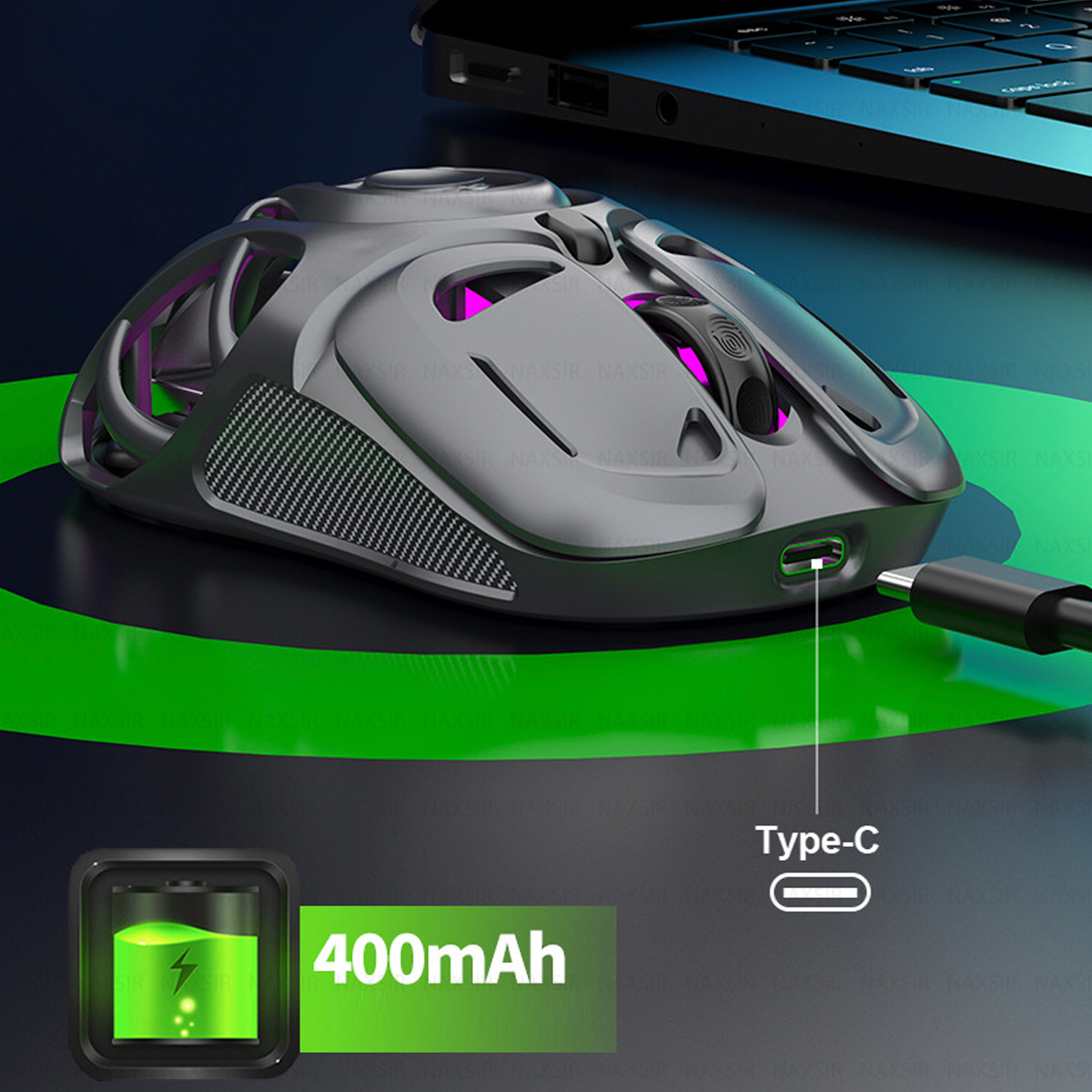 Eine graue Gaming-Maus mit pinken Akzenten ist mit einem Laptop verbunden. Ein Akkusymbol und Spezifikationen werden angezeigt. Der Hintergrund ist dunkel und grün.