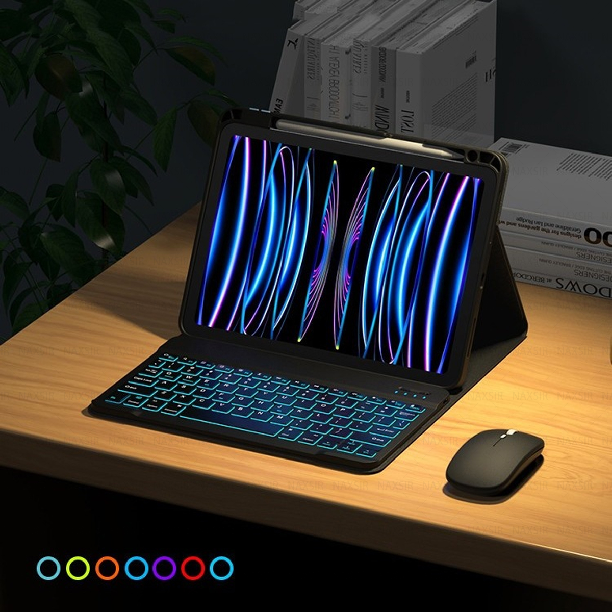 Beleuchtetes Tablet auf einem Schreibtisch mit Tastatur und Maus. Display zeigt blaue und lila Linien. Bücher und eine Pflanze im Hintergrund.