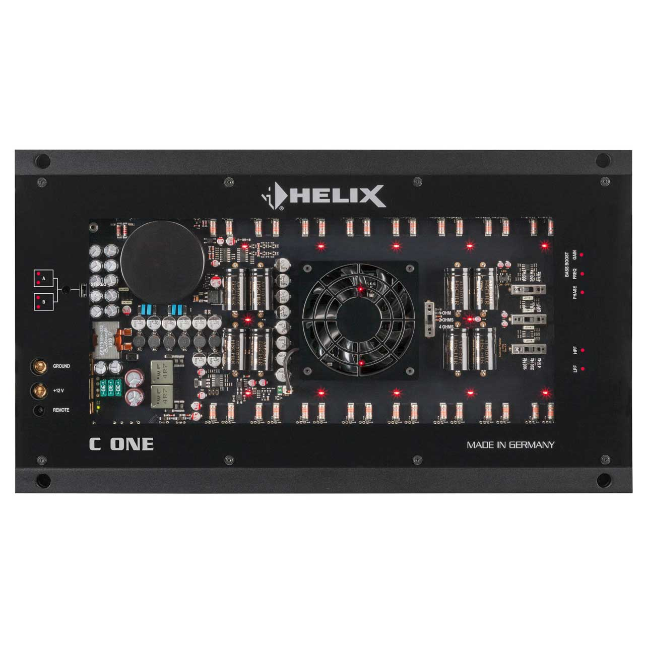 Ein schwarzer Helix C ONE-Verstärker mit mehreren Komponenten, einem Lüfter und roten LEDs, beschriftet mit 'Made in Germany'.