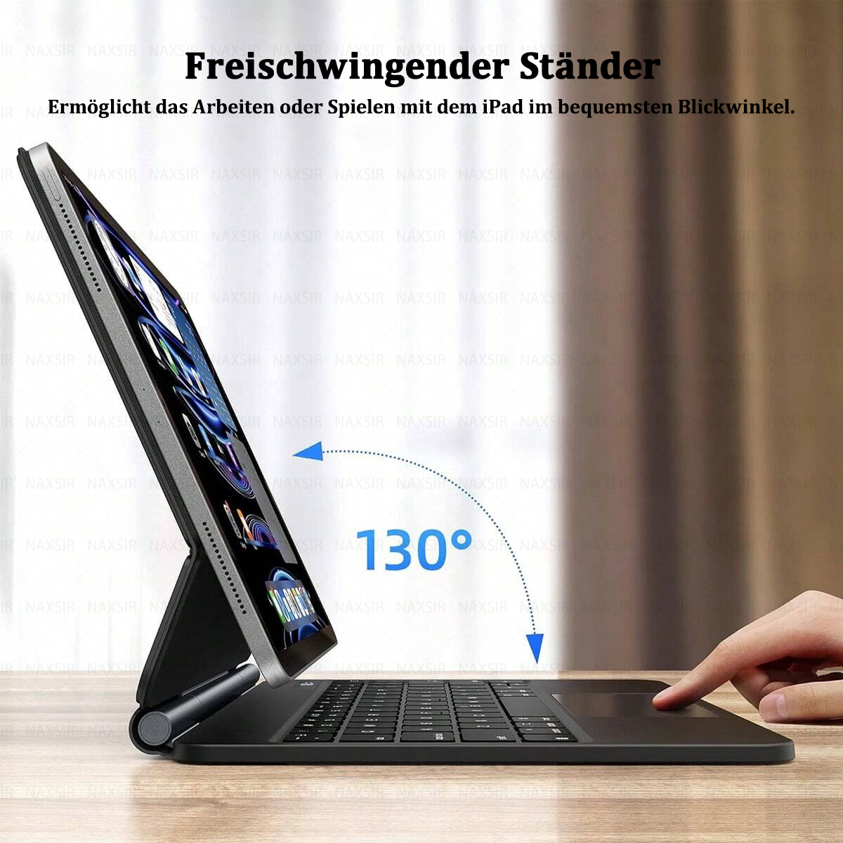 Ein iPad auf einem schwarzen Ständer. Der Ständer hat eine Tastatur und ein Touchpad. Eine Hand berührt das Touchpad.