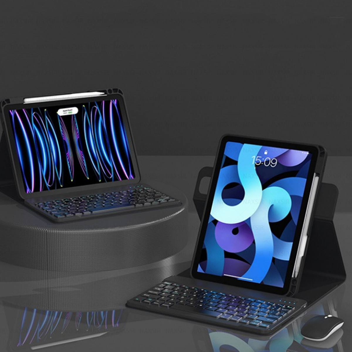 Zwei Tablets mit Tastaturen und Stiften. Eines zeigt blaue Linien, das andere ein lila und blaues Design mit einer Uhr.