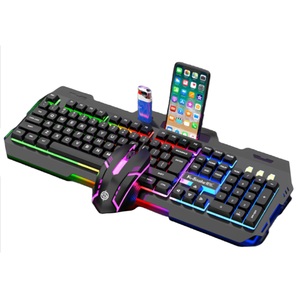 Eine Gaming-Tastatur, Maus und Telefon liegen auf einem Schreibtisch. Tastatur und Maus haben farbige LED-Lichter. Ein Feuerzeug liegt neben dem Telefon.