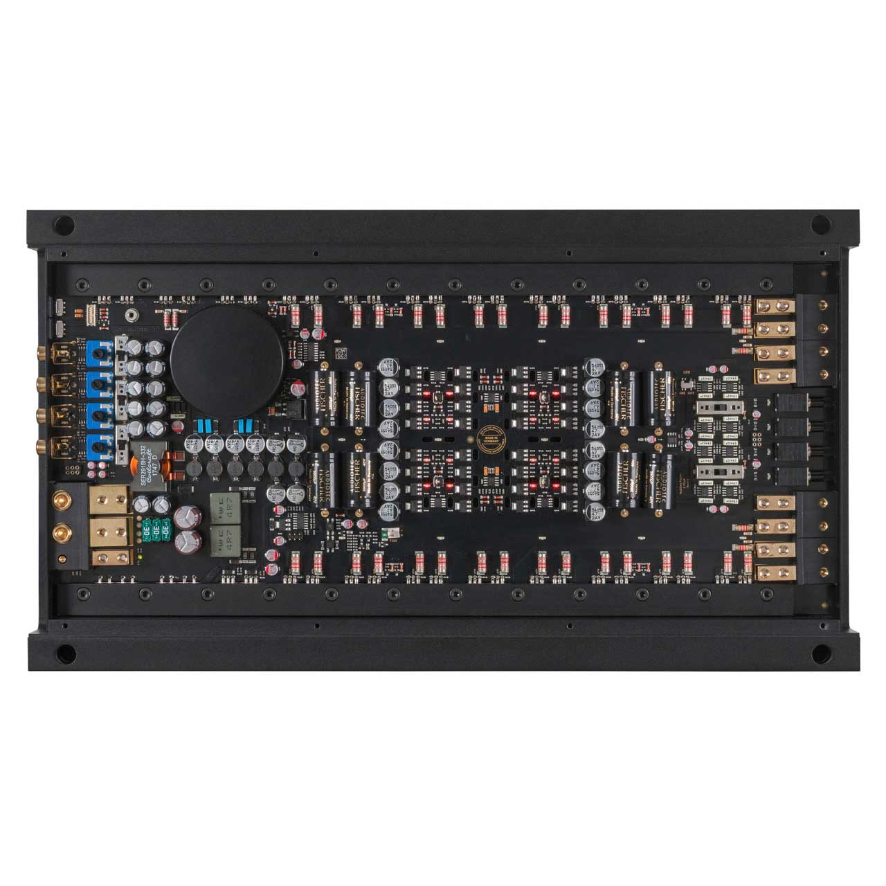 Eine schwarze Leiterplatte mit verschiedenen elektronischen Bauteilen wie Kondensatoren, Widerständen und Steckern.