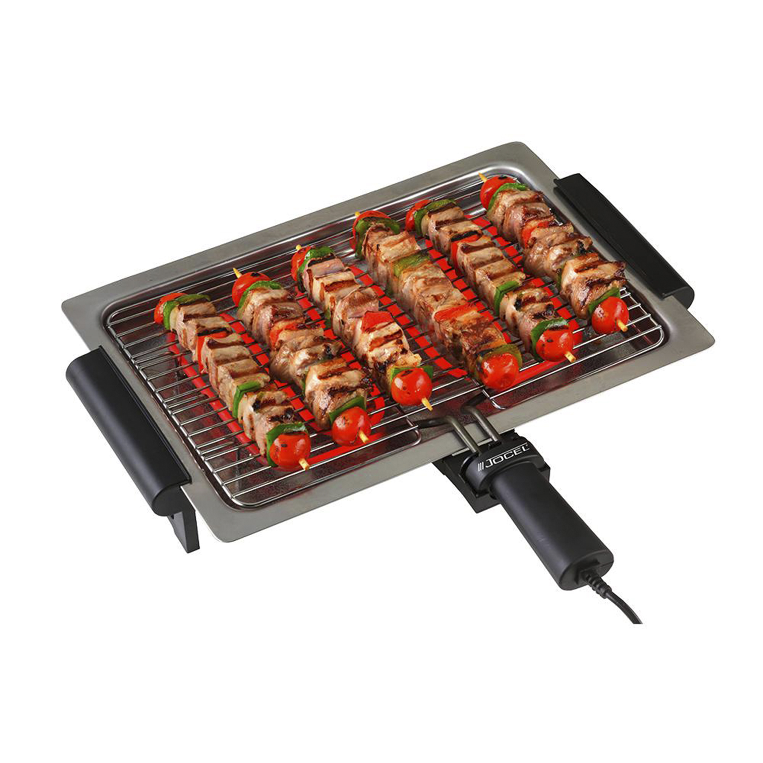 Brochetas con carne, tomates y pimientos en una parrilla. La parrilla es eléctrica con un mango negro. El fondo es blanco.