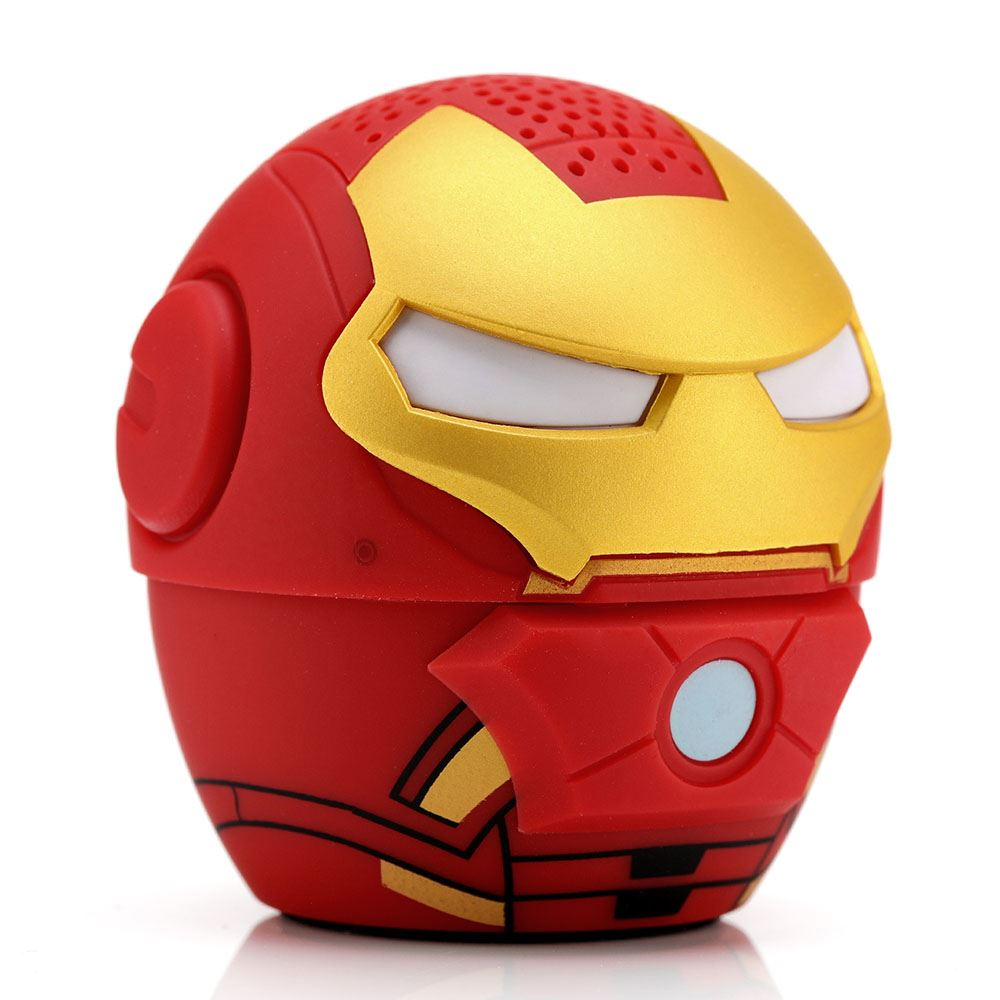 Kırmızı ve altın renkli bir Iron Man hoparlör. Altın bir yüze ve kırmızı bir kabuğa sahip. Mavi ışıklı yuvarlak bir şekle sahip.