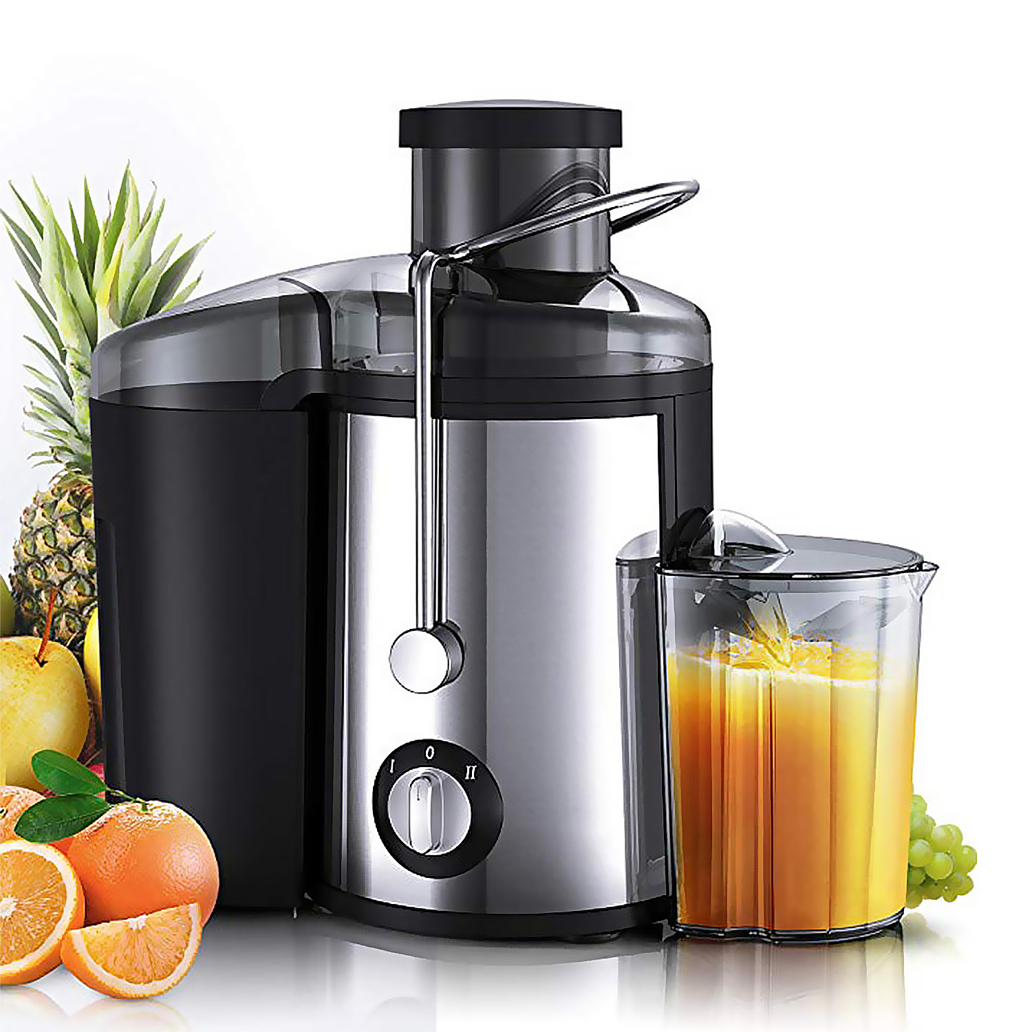 Un estrattore di succo con arance, ananas e un bicchiere di succo. L'estrattore è argento e nero.
