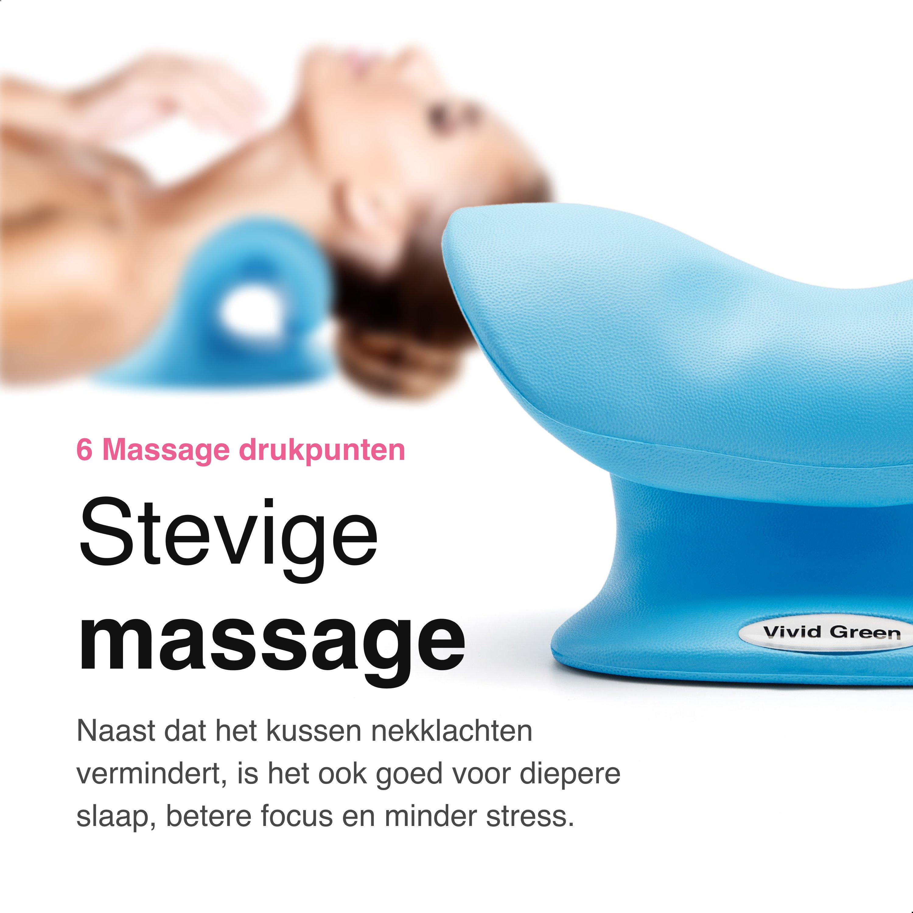 Een blauw nekmassagekussen met tekst over massagevoordelen. Het vage gezicht van een persoon staat op de achtergrond.