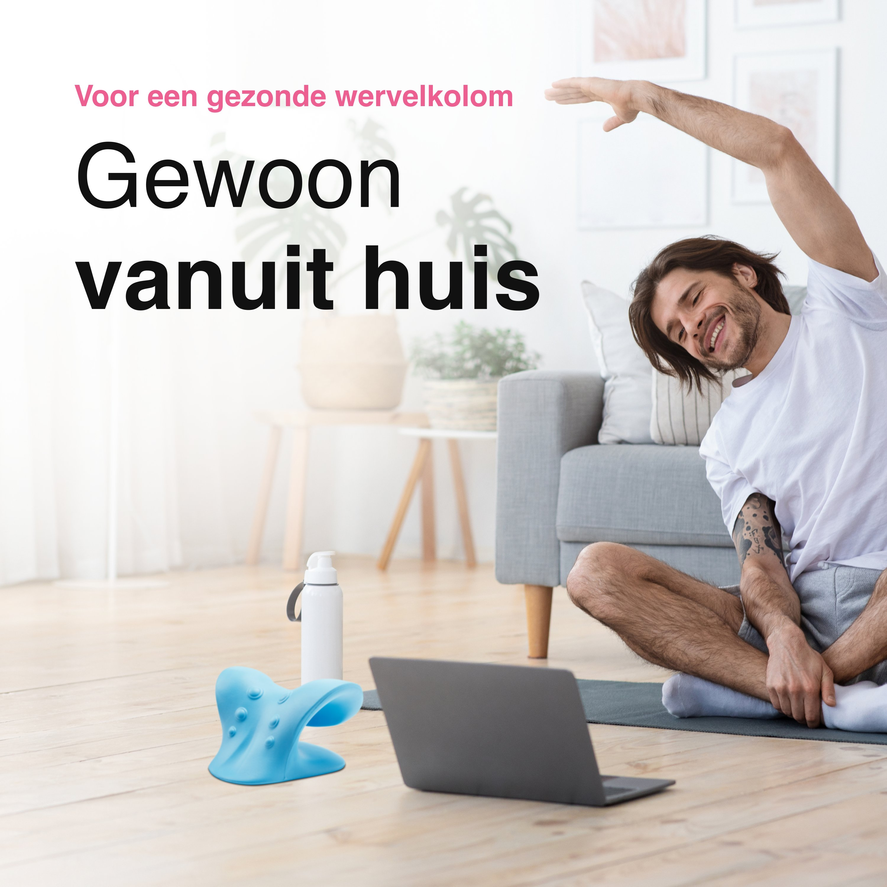 Man die arm uitrekt terwijl hij zit. Blauwe neksteun, laptop en waterfles op de voorgrond.