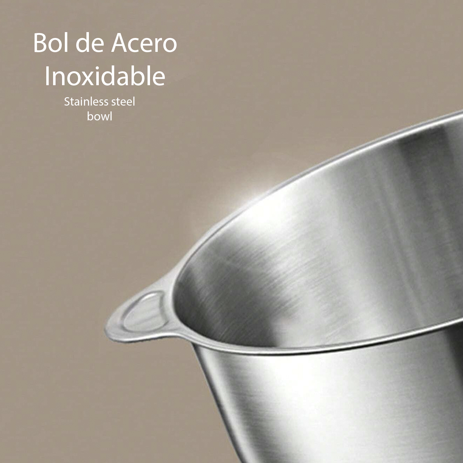 Primo piano di una ciotola in acciaio inossidabile con manico. Lo sfondo è un gradiente di tonalità marroni. Testo: 'Ciotola in acciaio inox'.