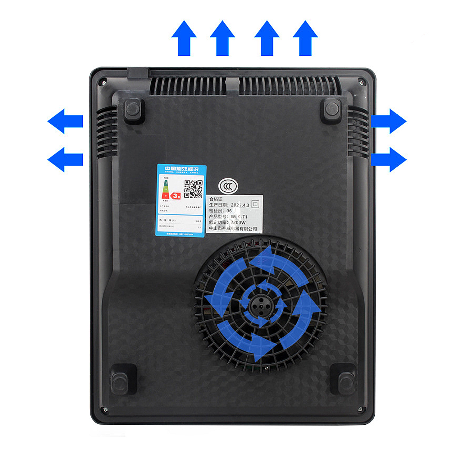 Unterseite eines Induktionskochers mit blauen Pfeilen, die den Luftstrom anzeigen. Mit Lüfter, Etiketten und schwarzem Äußeren.