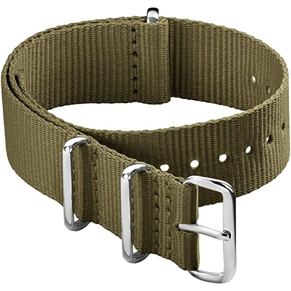 Ein olivgrünes Uhrenarmband mit silbernen Metallbeschlägen. Das Armband besteht aus gewebtem Stoff und hat mehrere Löcher zur Einstellung.