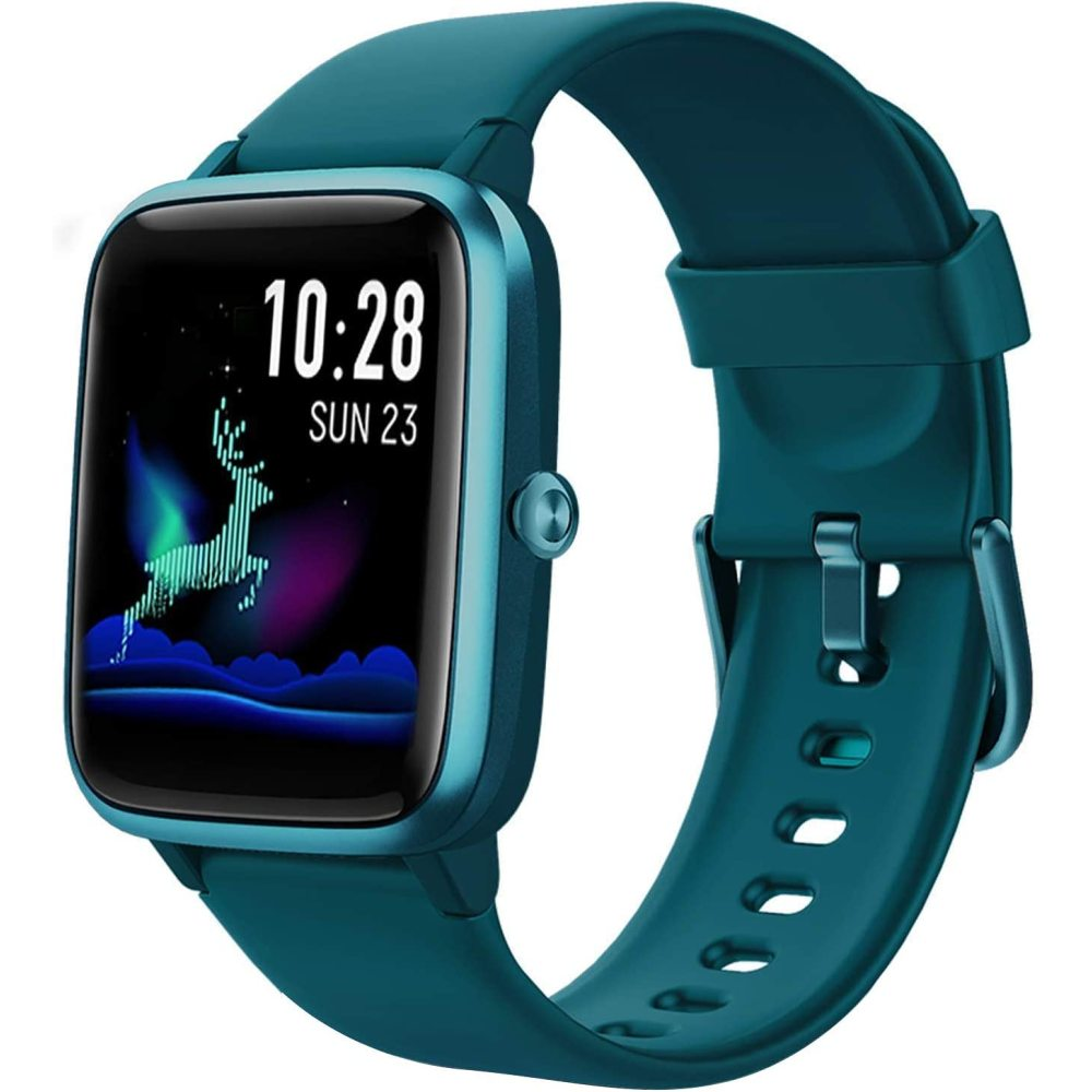 Eine türkisfarbene Smartwatch zeigt Zeit und Datum mit einer Hirschgrafik an. Die Uhr hat ein türkisfarbenes Armband und eine Metallschnalle.