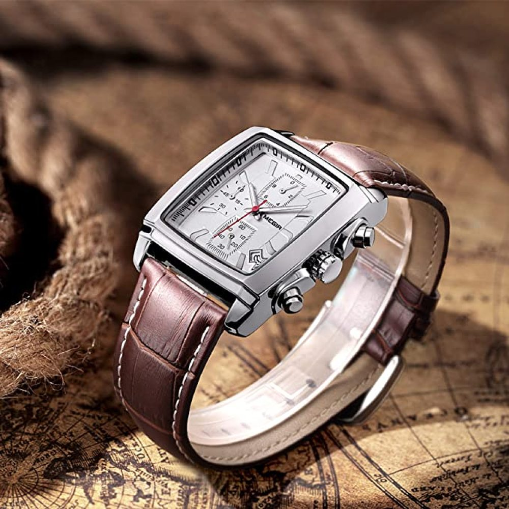 Eine silberne Armbanduhr mit braunem Lederarmband liegt auf einer Karte. Die Uhr hat ein rechteckiges Zifferblatt.