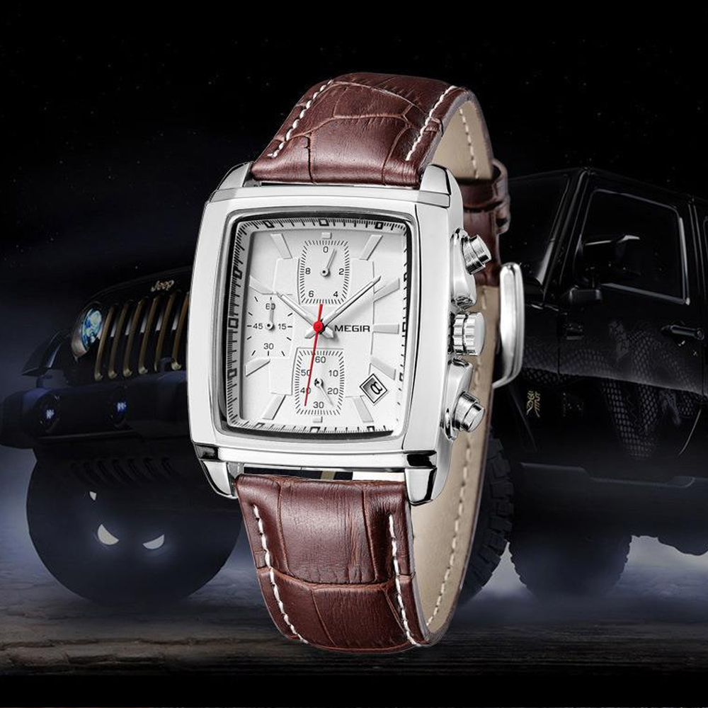 Nahaufnahme einer Luxusuhr mit braunem Lederarmband. Im Hintergrund sind zwei schwarze Autos. Das Zifferblatt ist weiß.