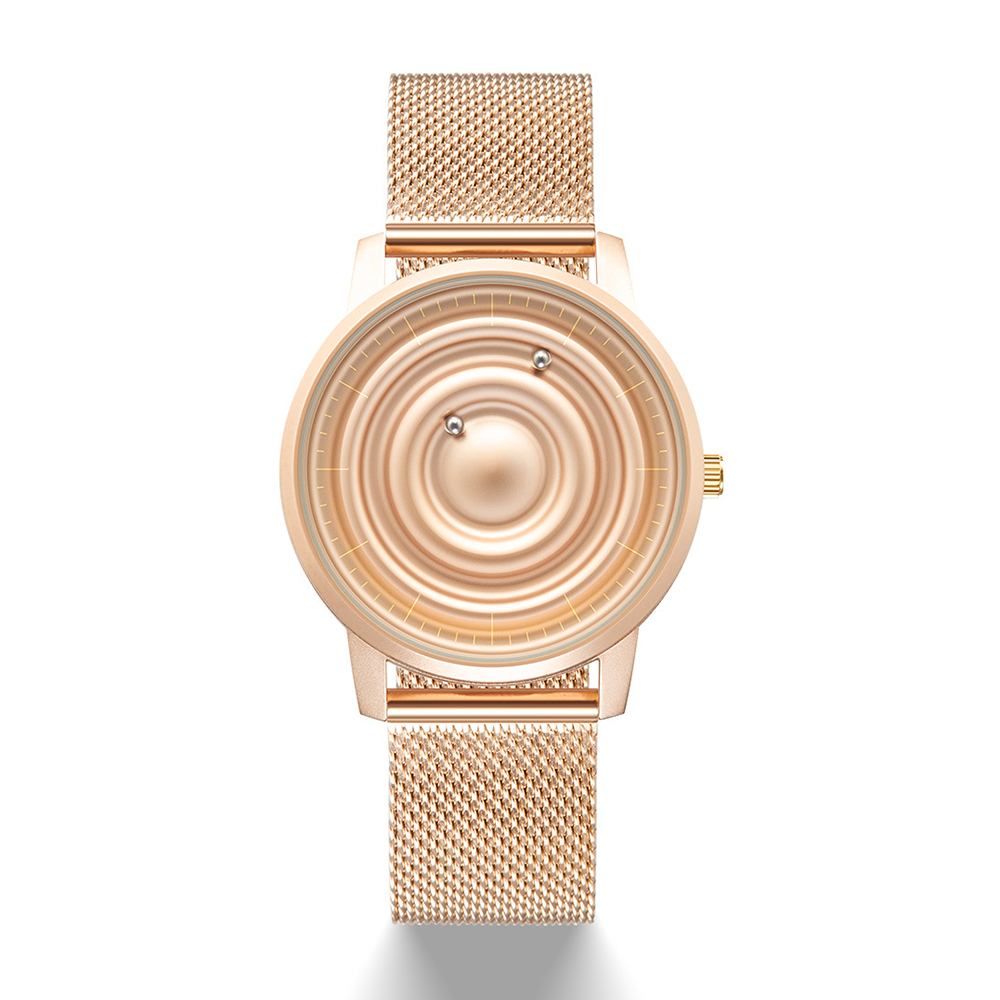 Eine roségoldene Uhr mit einem einzigartigen Zifferblatt mit konzentrischen Kreisen. Zwei kleine Kugeln zeigen die Zeit an. Das Armband ist ein Mesh-Stil.