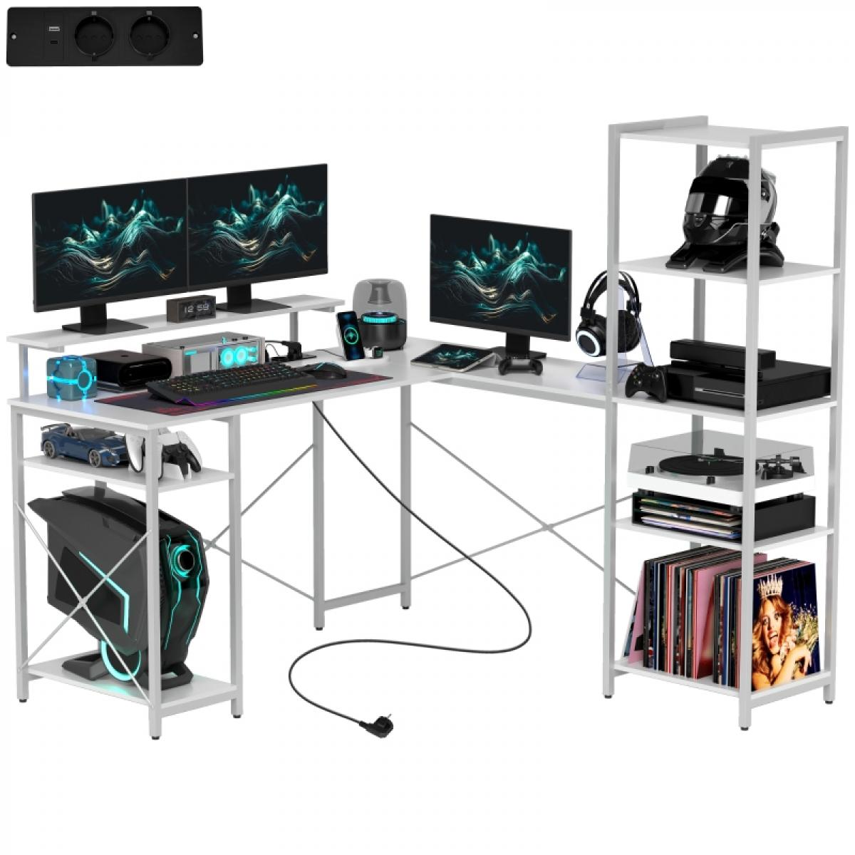 Ein weißer Gaming-Schreibtisch mit zwei Monitoren. Zubehör umfasst Kopfhörer, Lautsprecher, einen PC und einen Helm. Regale halten Gegenstände.