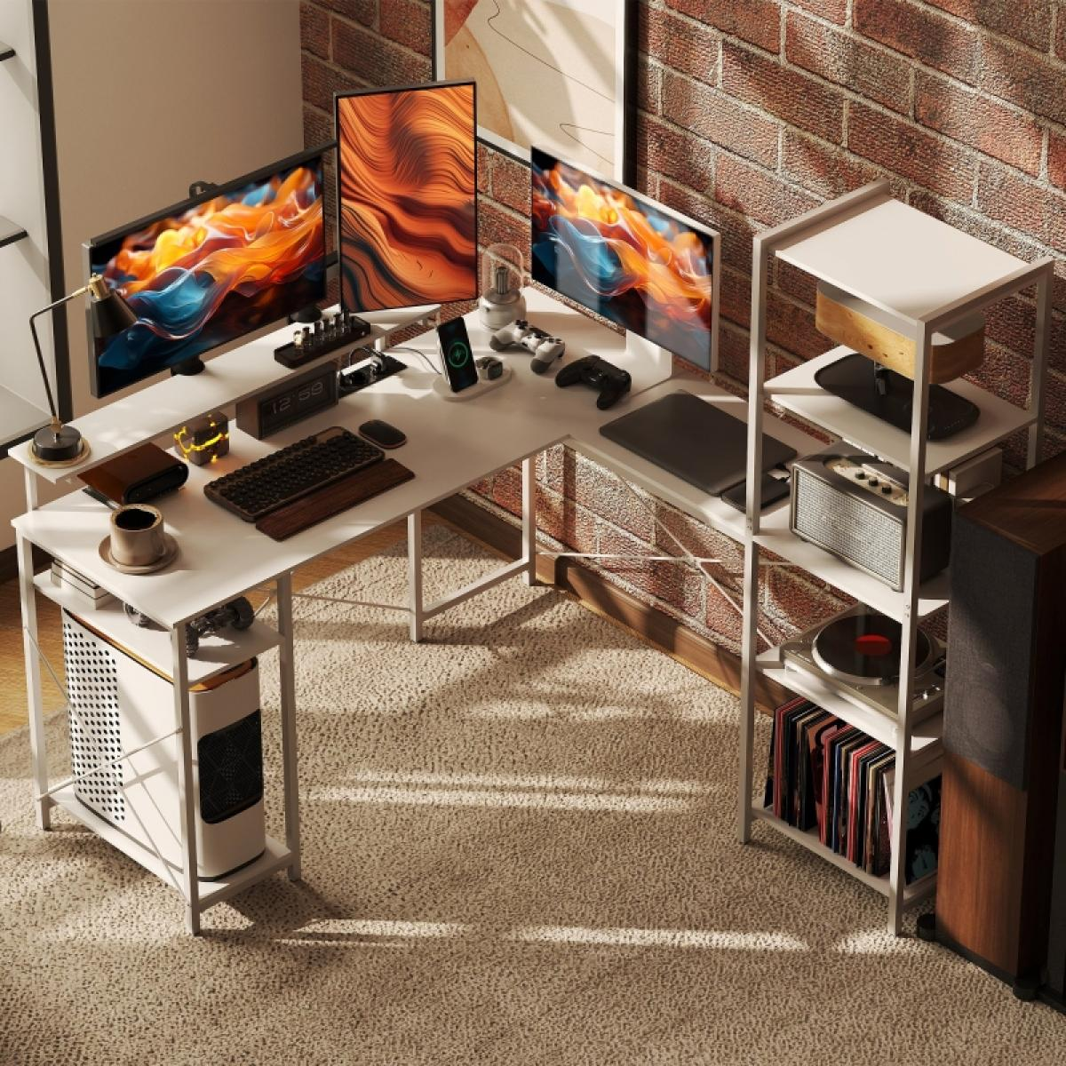 Ein modernes Heimbüro mit weißem Schreibtisch, mehreren Monitoren und einem Regal mit Schallplatten und einem Lautsprecher.