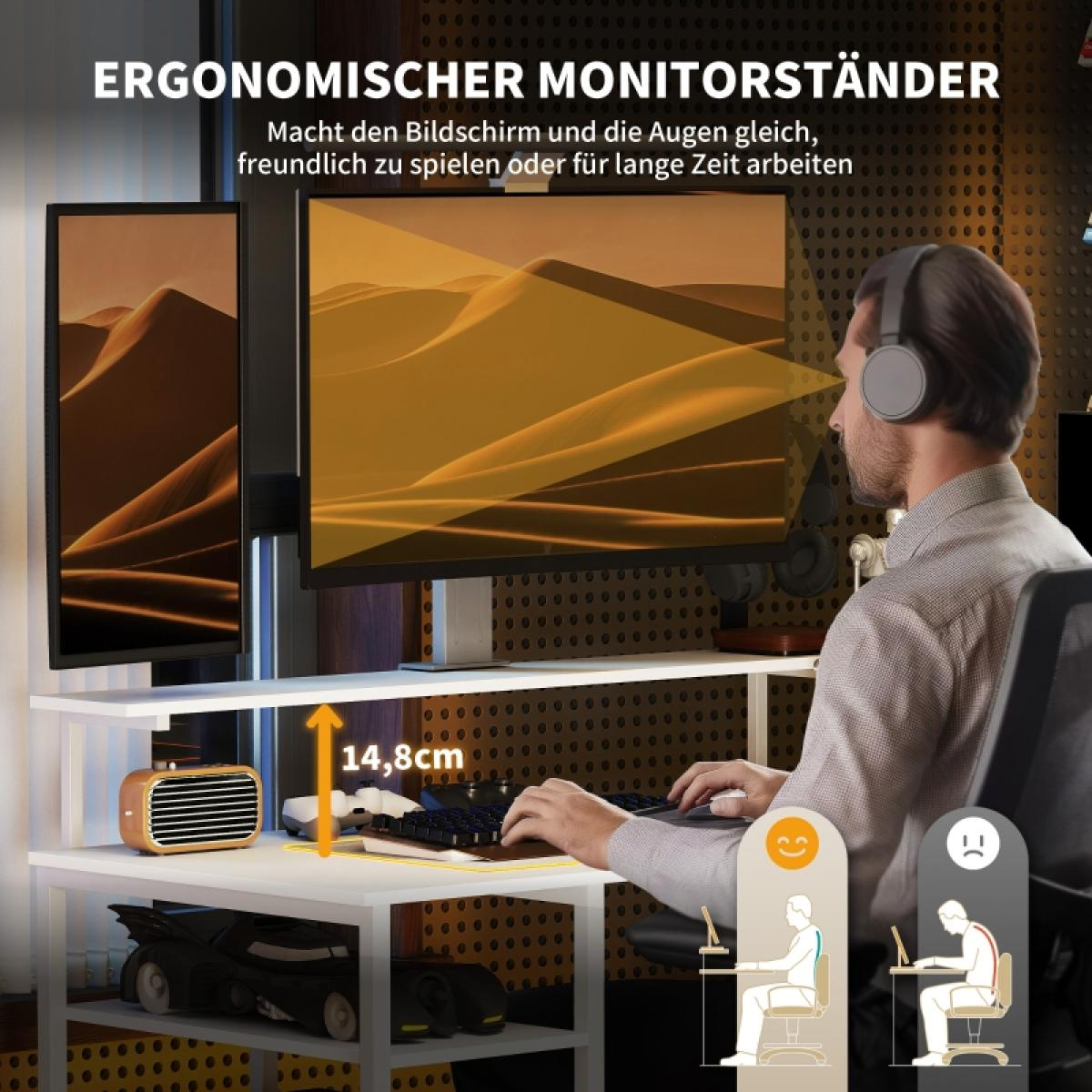 Mann benutzt einen Monitorständer. Displays zeigen Wüstenszenen. Der Schreibtisch hat einen Lautsprecher, eine Tastatur und Spielzeugautos.