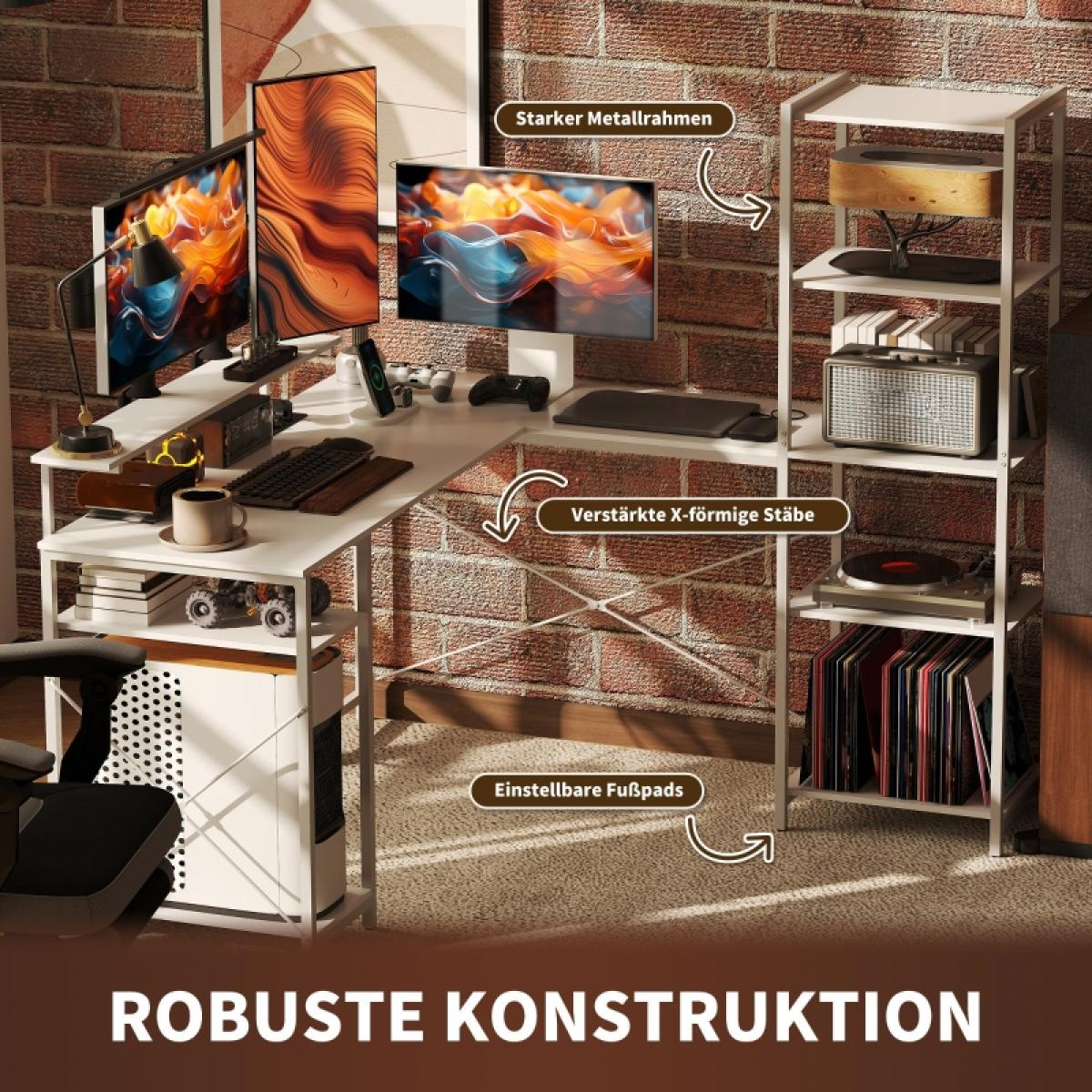Ein weißer L-förmiger Schreibtisch mit zwei Monitoren, einem Regal und verschiedenen Gegenständen. Der Hintergrund zeigt eine Backsteinmauer und Teppich.