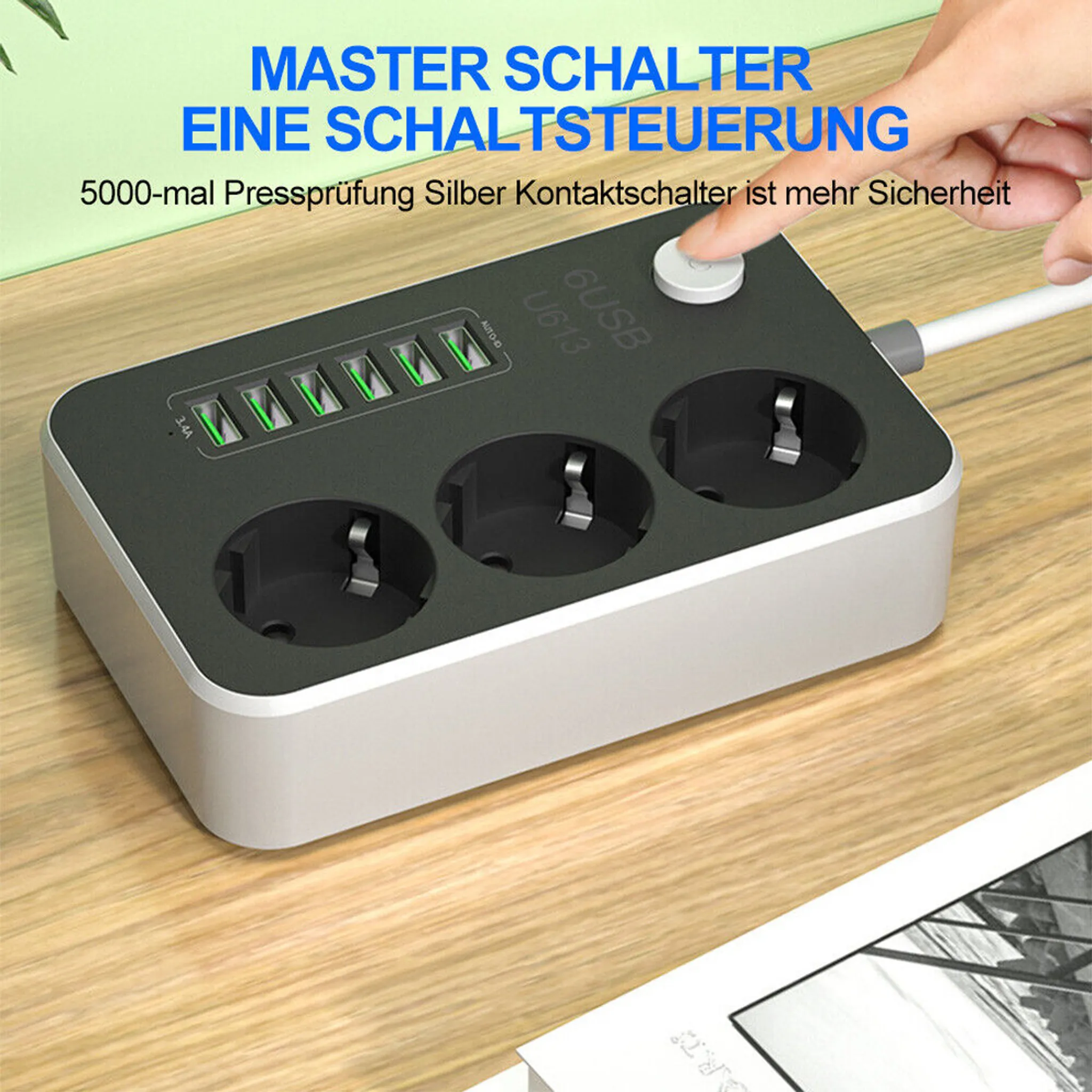 Eine Hand drückt eine Ein-/Aus-Taste auf einer schwarzen und silbernen Steckdosenleiste mit USB-Anschlüssen.