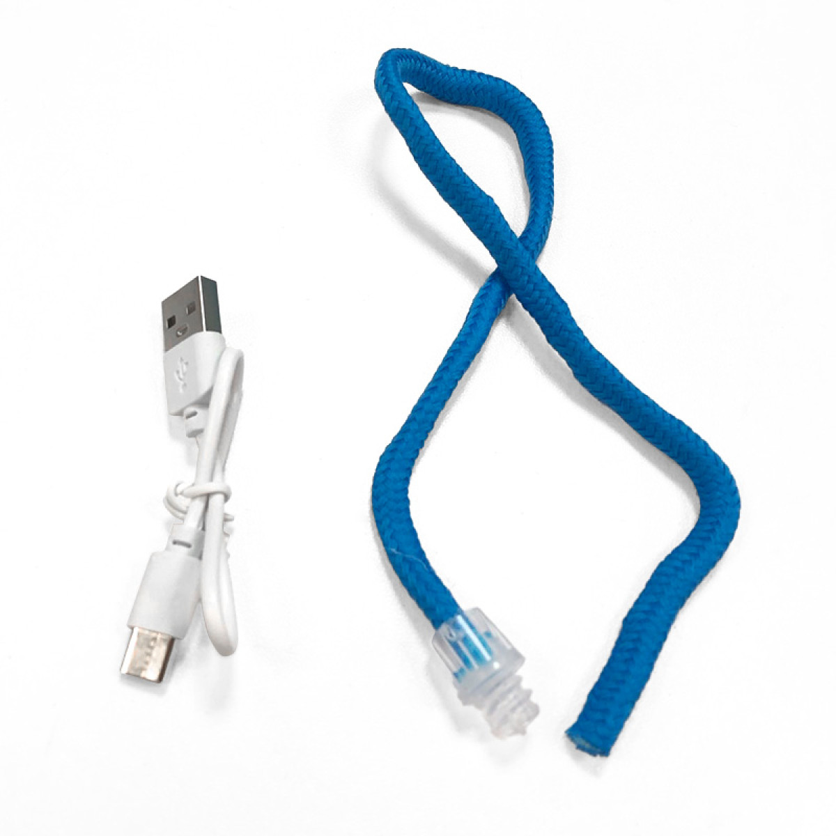 La imagen muestra un cable USB blanco y una cuerda azul con un conector transparente sobre un fondo blanco. La cuerda tiene forma de ocho.