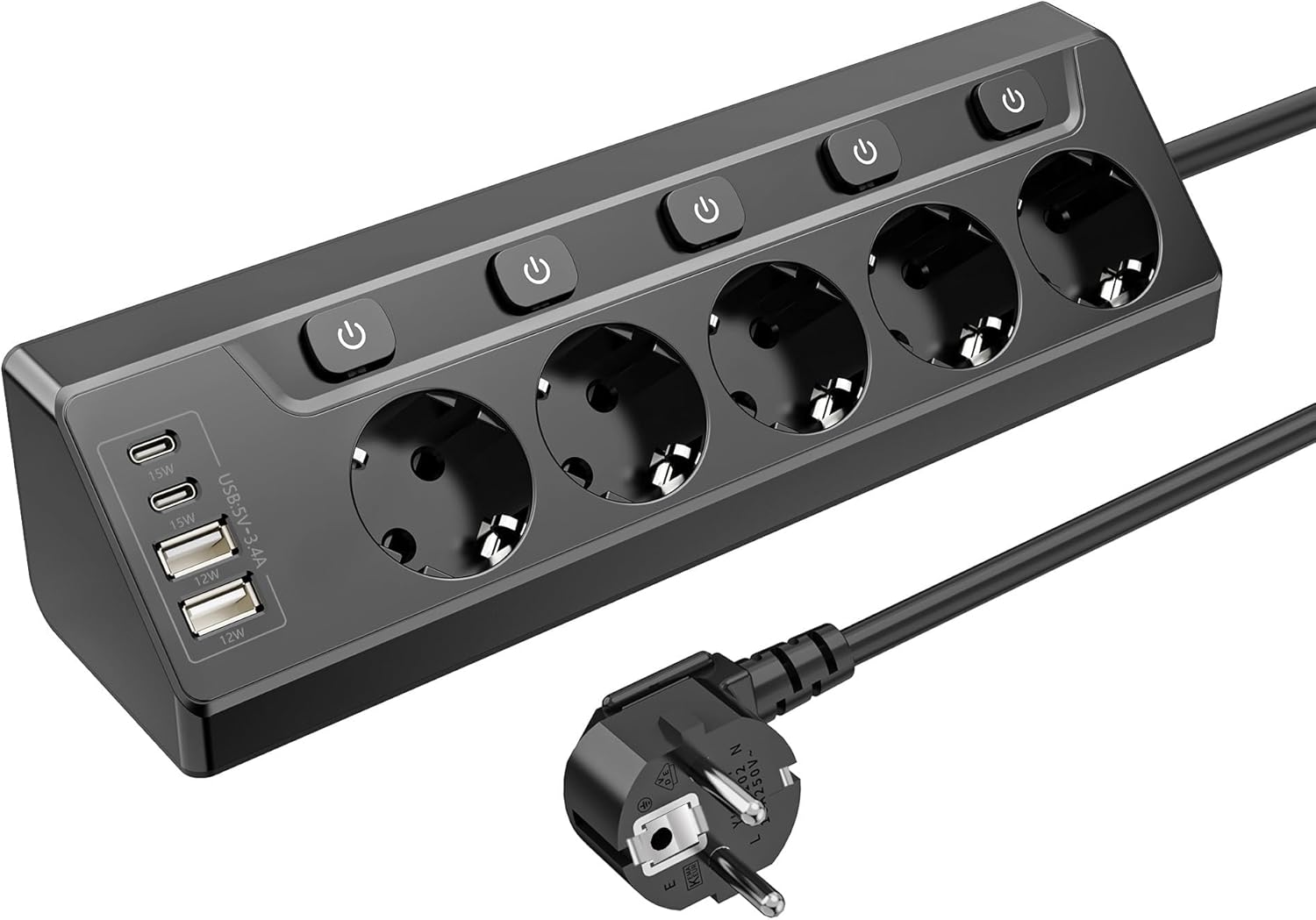 Eine schwarze Steckdosenleiste mit mehreren Steckdosen, USB-Anschlüssen und Ein-/Ausschaltern. Rechts befindet sich ein Stecker und Kabel.
