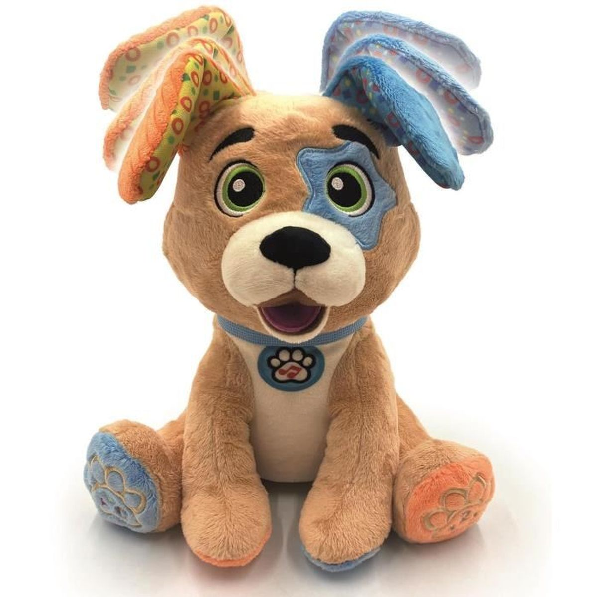 Ein Plüsch-Hundespielzeug mit gemusterten Ohren, blauem Augenpflaster und einem Pfotenabdruck-Kragen. Es hat grüne Augen und sitzt.
